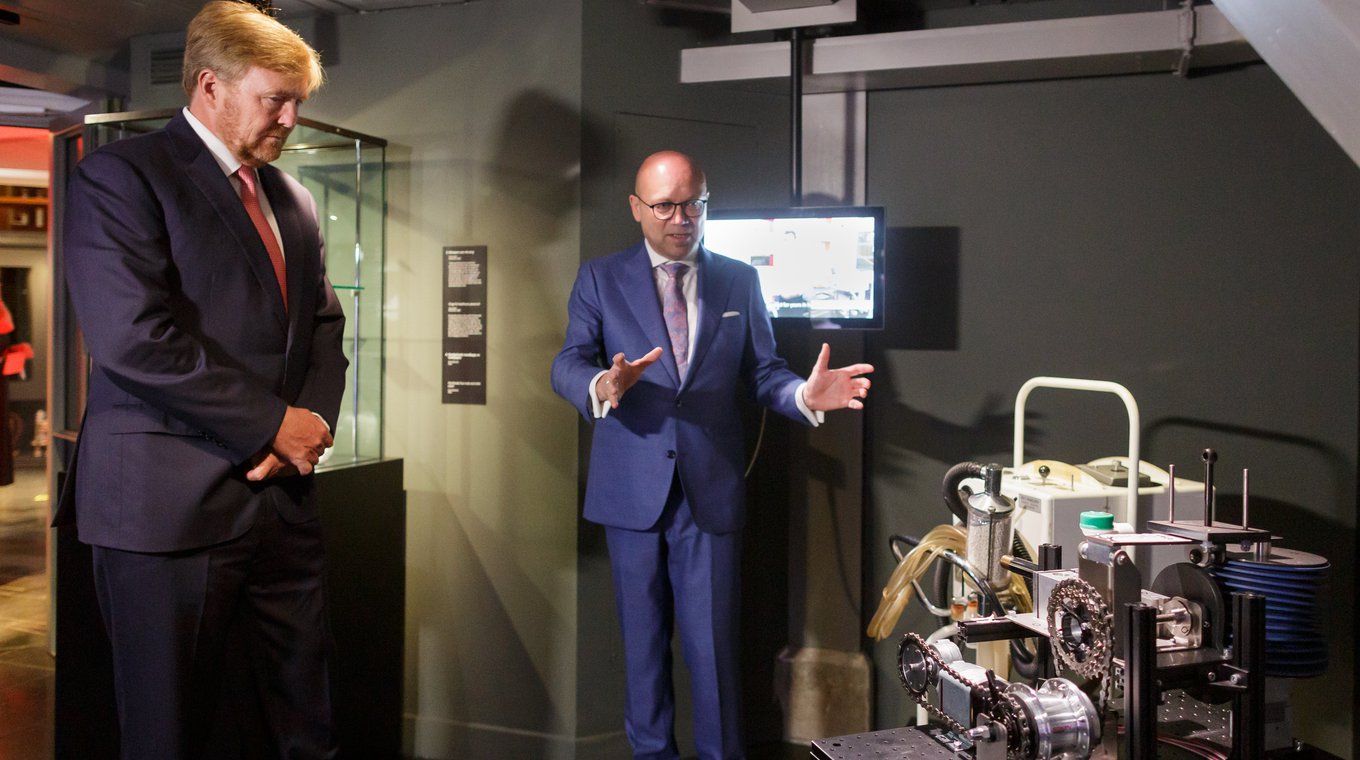 HRH King Willem-Alexander visiting the East-Radcliffe Ventilator next to the first Project inspiration prototype in Rijksmuseum Boerhaave
(picture by Rijksmuseum Boerhaave)
